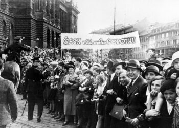 Uvítání čs. fotbalistů v Praze po příjezdu z mistrovství světa v Itálii, kde po finálové prohře s domácím týmem obsadili druhé místo. Foto: ČTK