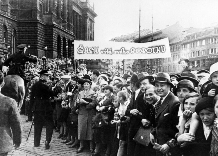 Uvítání čs. fotbalistů v Praze po příjezdu z mistrovství světa v Itálii, kde po finálové prohře s domácím týmem obsadili druhé místo. Foto: ČTK