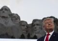 President Donald Trump se usmívá u národního památníku Mount Rushmore National Zdroj: ČTK / AP / Alex Brandon