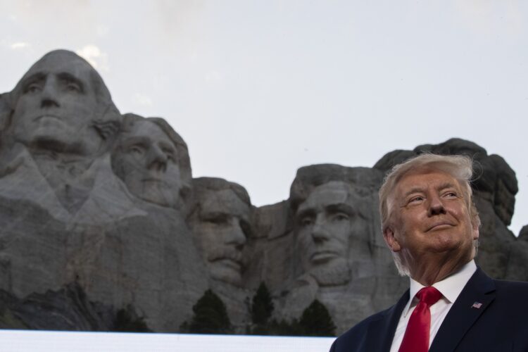 President Donald Trump se usmívá u národního památníku Mount Rushmore National Zdroj: ČTK / AP / Alex Brandon