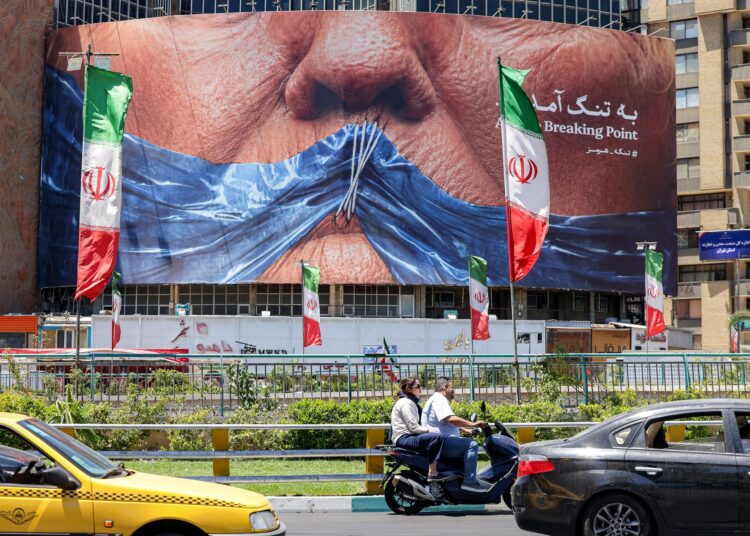 Billboard na teheránských ulicích s. vyobrazením úst Donalda Trumpa, která umlčuje Hormuzský průliv. Foto: ATTA KENARE / AFP / AFP / Profimedia