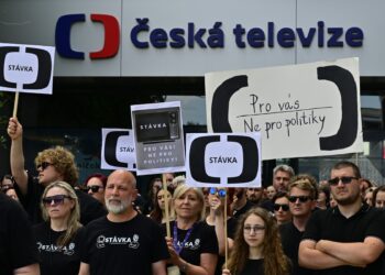 Happening v rámci jednodenní výstražné stávky kvůli chystané změně financování veřejnoprávních médií se dnes konal i před budovou Českého rozhlasu Brno. FOTO: Profimedia