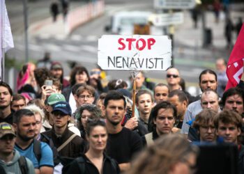 Účastníci demonštrácie spojenej s pochodom ulicami Bratislavy s názvom Antifašistická mobilizácia. Foto: SITA/Diana Černak
