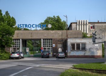 Areál bývalého Istrochemu v Bratislave. Pozemky niekdajšej chemičky dnes vlastní spoločnosť Istrochem Reality zo skupiny SynBiol, ktorú ovláda český premiér Andrej Babiš. Ich sanácia od toxických záťaží môže stáť 500 až 700 miliónov eur, pričom minister životného prostredia Tomáš Taraba navrhol, aby náklady zaplatil štát. FOTO: SITA/Milan Illík