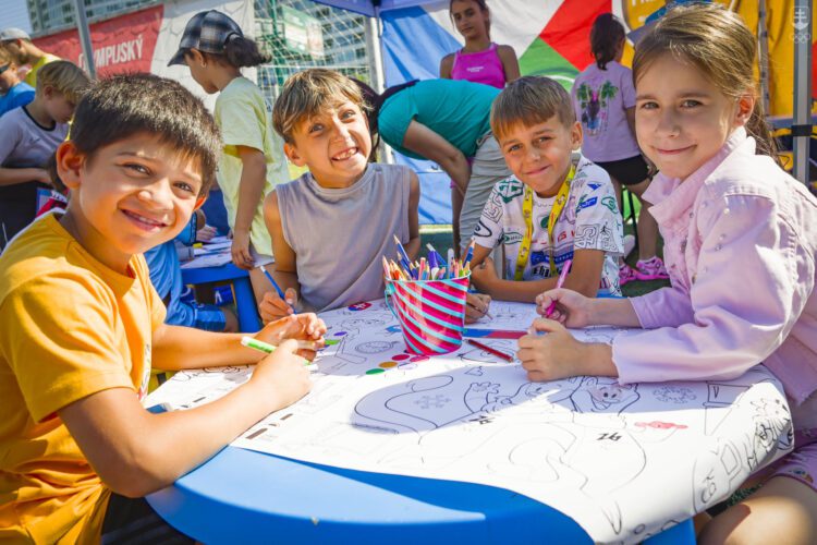 Až dve z troch detí na svete podľa organizácie UNICEF doma zažívajú fyzické alebo psychické násilie. Ilustračné foto: SITA/SOŠV/Andrej Galica