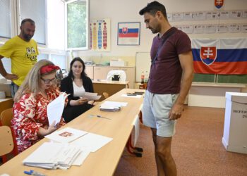 Atmosféra počas hlasovania v referende 2026 na ZŠ Mierová v Bratislave, 4. júla 2026. FOTO: SITA/Milan Illík
