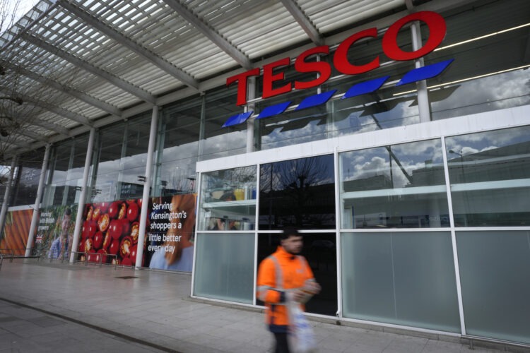 Tesco sa chce strategicky sústrediť na svoje britské a írske aktivity, ktoré mu prinášajú vyššie zisky. Ilustračné foto: SITA/AP Photo/Kirsty Wigglesworth