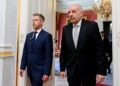 Maďarský prezident Tamás Sulyok, vpravo, a predseda maďarskej vlády Péter Magyar počas vymenovania vlády.  Foto: SITA/Szilard Koszticsak/MTI via AP