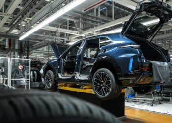 Porsche Cayenne sa vyrába v Bratislave od roku 2002, od roku 2017 sa aj finálne montuje a tento rok pribudla plne elektrická verzia. Foto: Porsche
