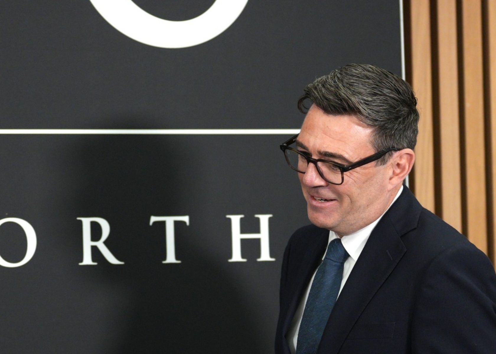 Nový premiér Burnham mění kurz Británie. Chce přepsat pravidla voleb i ekonomiky
