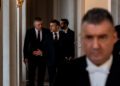 Predseda vlády SR Robert Fico (vzadu vľavo) a francúzsky prezident Emmanuel Macron počas januárového stretnutia v Elyzejskom paláci. Vzťahy oboch krajín sa o niekoľko mesiacov neskôr dostali do centra pozornosti pre rozdielne vyjadrenia Bratislavy a Paríža o Koalícii ochotných, ktoré otvorili otázku dôveryhodnosti slovenskej zahraničnej politiky. FOTO: SITA/ÚV SR