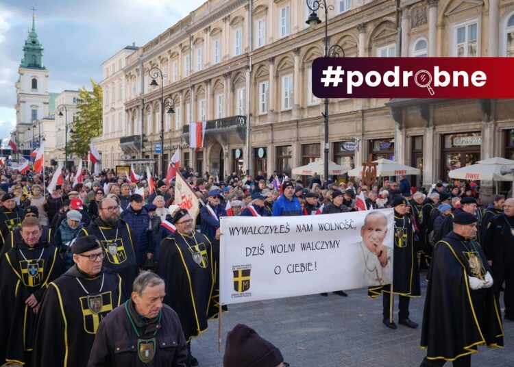 Několik stovek lidí prošlo loni v říjnu Varšavou při třetím Papežském pochodu věnovaném Janu Pavlu II. Průvod připomněl, že jeho odkaz i katolická tradice zůstávají pro mnoho lidí důležitou součástí polské identity, přestože důvěra v církev i účast na bohoslužbách klesají. FOTO: Profimedia