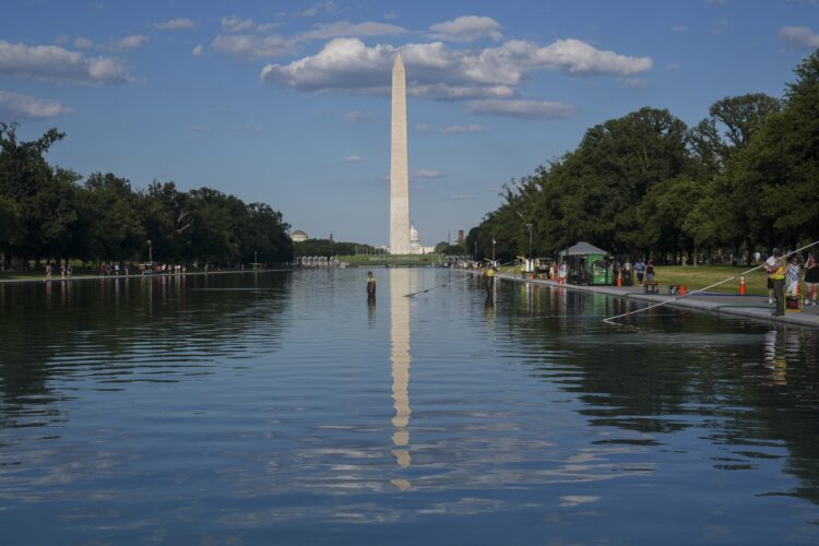 Zaměstnanci americké Správy národních parků odstraňují řasy ze dna čerstvě natřeného odrazového bazénu u Lincolnova památníku ve Washingtonu. Zdroj: AA/ABACA / Abaca Press / Profimedia