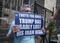 Demonstranti před budovou News Corp na newyorském Manhattanu protestují proti zpravodajství televize Fox News, které považují za zaujaté ve prospěch prezidenta Donalda Trumpa a jeho politiky. Muž drží transparent s nápisem: „Pravdu Fox skrývá. Trump svou válku s Íránem výrazně prohrál. Fox lže.“ FOTO: Profimedia