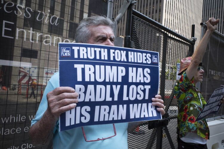 Demonstranti před budovou News Corp na newyorském Manhattanu protestují proti zpravodajství televize Fox News, které považují za zaujaté ve prospěch prezidenta Donalda Trumpa a jeho politiky. Muž drží transparent s nápisem: „Pravdu Fox skrývá. Trump svou válku s Íránem výrazně prohrál. Fox lže.“ FOTO: Profimedia