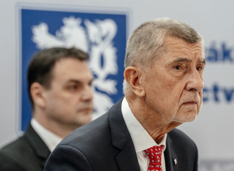 Premiéer ANdrej Babiš (ANO) a ministr zahraničí Petr Macinka (Motoristé) před odletem na summit NATO v Ankaře. Foto: Petr Topič / MFDNES + LN / Profimedia