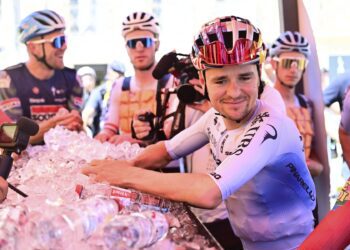 Profesionální cyklistický tým se ochlazuje během 4. etapy 113. ročníku Tour de France. Zdroj: Peter De Voecht / PsnewZ / Profimedia