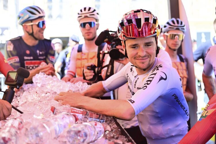 Profesionální cyklistický tým se ochlazuje během 4. etapy 113. ročníku Tour de France. Zdroj: Peter De Voecht / PsnewZ / Profimedia