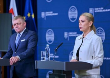 Predseda vlády SR Robert Fico sa dostal do sporu s  podpredsedníčkou vlády a ministerkou hospodárstva Denisou Sakovou. Foto: SITA/Tomáš Susko