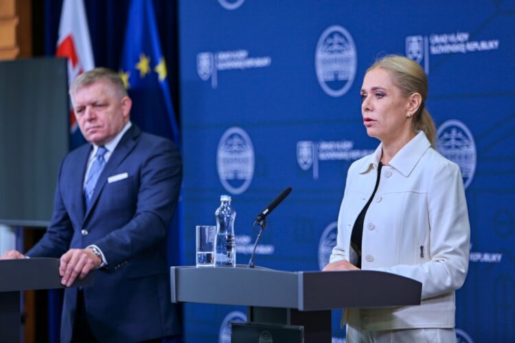 Predseda vlády SR Robert Fico sa dostal do sporu s  podpredsedníčkou vlády a ministerkou hospodárstva Denisou Sakovou. Foto: SITA/Tomáš Susko