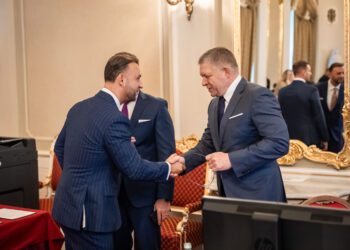Minister vnútra Matúš Šutaj Eštok a predseda vlády SR Robert Fico majú spoločnú zodpovednosť za škandál s ruskými kamerami. Foto: SITA/Úrad vlády SR