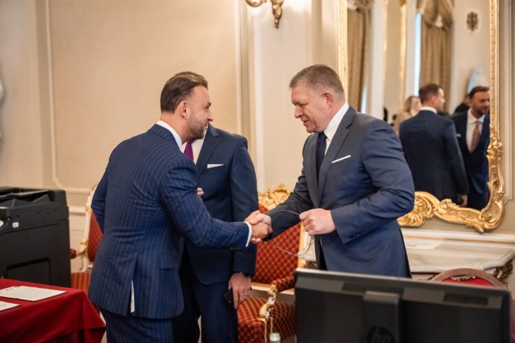 Minister vnútra Matúš Šutaj Eštok a predseda vlády SR Robert Fico majú spoločnú zodpovednosť za škandál s ruskými kamerami. Foto: SITA/Úrad vlády SR