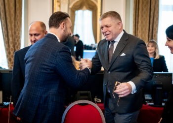 Kým Národný bezpečnostný úrad varuje pred bezpečnostnými rizikami ruských radarových kamier, ktoré testoval rezort ministra vnútra Matúša Šutaja Eštoka (vľavo chrbtom), predseda vlády Robert Fico (vpravo) kauzu vo svojej prvej reakcii zľahčoval. FOTO: SITA/ÚV SR