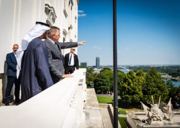 Predseda vlády SR Robert Fico ukazuje prezidentovi Spojených arabských emirátov (SAE) šejkovi Mohamedovi bin Zájid Al Nahjánovi územia na brehu Dunaja, kde môže vyrásť Mini Dubaj. FOTO: SITA/Úrad vlády SR