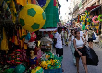 Pri potulkách uličkami turistických miest na turistov číhajú netušené nástrahy. Ilustračné foto: SITA/AP Photo/Silvia Izquierdo