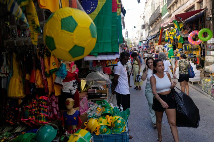 Pri potulkách uličkami turistických miest na turistov číhajú netušené nástrahy. Ilustračné foto: SITA/AP Photo/Silvia Izquierdo