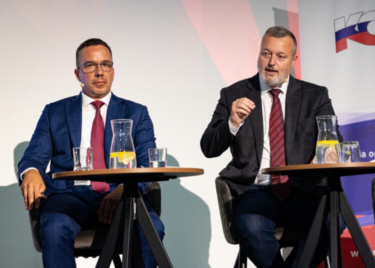 Bývalý minister práce a dnes šéf strany Konzervatívci – Kresťanská únia Milan Krajniak (vpravo) presadzuje vznik širokej konzervatívnej koalície. Po voľbách by pritom radšej spolupracoval s Hlasom-SD, ktorý je súčasťou vládnej koalície, než s Progresívnym Slovenskom, najsilnejšou opozičnou stranou. Zrejme mu neprekáža ani to, že Hlas-SD – na snímke vľavo jeho podpredseda a súčasný minister práce Erik Tomáš – tvoria najmä bývalí politici Smeru-SD, spojení aj s veľkými kauzami Ficových vlád. FOTO: SITA/Jana Birošová