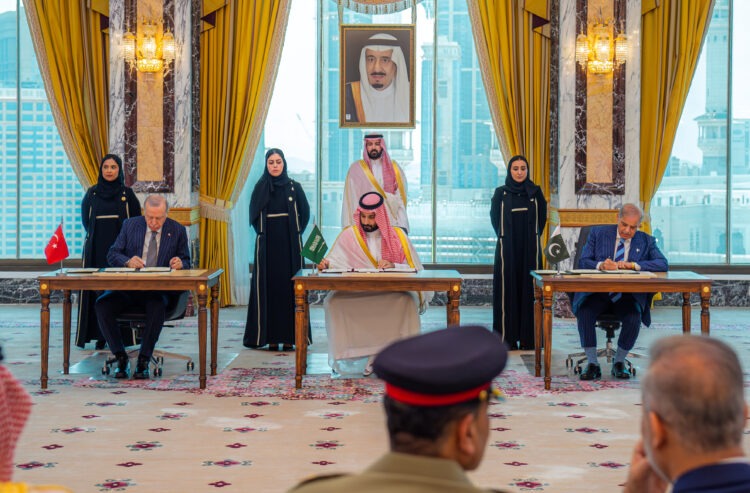 Turecký prezident Recep Tayyip Erdoğan (vľavo), saudský korunný princ a premiér Muhammad bin Salmán a pakistanský premiér Šahbáz Šaríf podpísali začiatkom augusta v saudskoarabskej Mekke trojstrannú dohodu o spoločnej obrane. Podľa nej bude ozbrojený útok proti jednej z troch krajín považovaný za útok proti všetkým.
FOTO: SITA/Saudi Press Agency via AP
