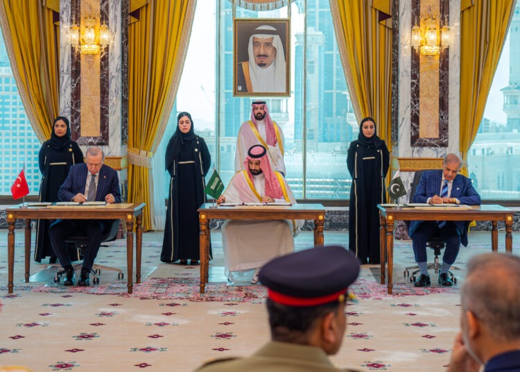 Turecký prezident Recep Tayyip Erdoğan (vľavo), saudský korunný princ a premiér Muhammad bin Salmán a pakistanský premiér Šahbáz Šaríf podpísali začiatkom augusta v saudskoarabskej Mekke trojstrannú dohodu o spoločnej obrane. Podľa nej bude ozbrojený útok proti jednej z troch krajín považovaný za útok proti všetkým.
FOTO: SITA/Saudi Press Agency via AP