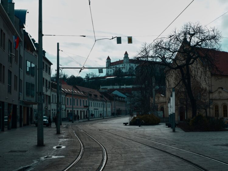 Slovenská ekonomika sa nevie výraznejšie rozbehnúť ani v čase, keď sa Európa oživuje. Slabšia spotreba, vyššie náklady a odkladané investície brzdia rast a zväčšujú odstup od úspešnejších susedov. ILUSTRAČNÉ FOTO: Pexels