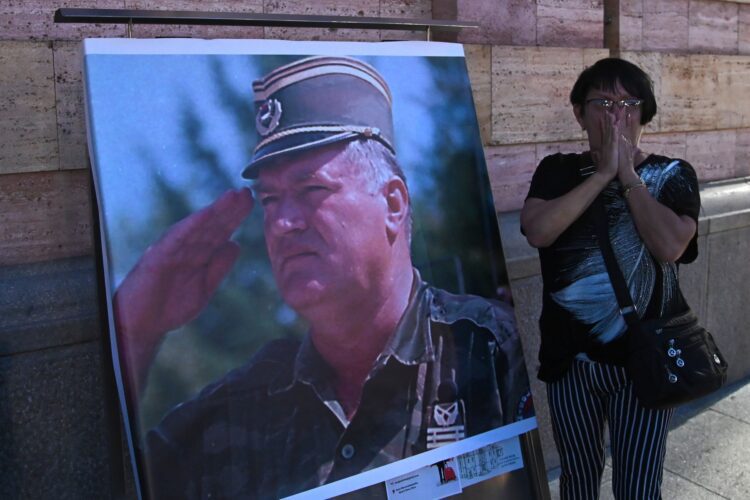 Pro svět je Mladić usvědčeným válečným zločincem. Srbové ho ale ctí jako svého ochránce a národního hrdinu. FOTO: AP Photo/Radivoje Pavicic/Profimedia