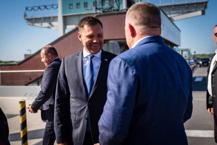 Spor o odvolanie ministra životného prostredia Tomáša Tarabu (vľavo) prerástol do otázky, či si slovenská vláda udrží väčšinu v parlamente. Premiér Robert Fico (chrbtom k objektívu) preto žiada, aby mu Taraba a predseda SNS Andrej Danko zaručili podporu najmenej 76 poslancov. V opačnom prípade im hrozí predčasnými voľbami. FOTO: SITA/ÚV SR