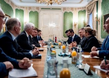 Rozdielny prístup k Rusku je testom dôvery medzi Bratislavou a Berlínom. Nemecký minister zahraničných vecí Johann Wadephul (vľavo, oproti Robertovi Ficovi) pri včerajšej návšteve zdôraznil potrebu tlaku na Moskvu a jednoty európskych spojencov. Na Úrade vlády SR ho prijal premiér Robert Fico (vpravo v strede). FOTO: SITA/ÚV SR