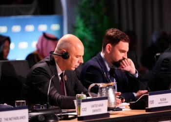 Ruský minister financií Anton Siluanov (uprostred) počas plenárneho zasadnutia o štátnom dlhu na stretnutí ministrov financií krajín skupiny G20. Foto:  SITA/Gerald Herbert/Tlačová agentúra Associated Press