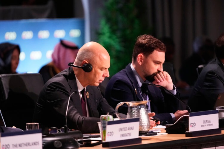 Ruský minister financií Anton Siluanov (uprostred) počas plenárneho zasadnutia o štátnom dlhu na stretnutí ministrov financií krajín skupiny G20. Foto:  SITA/Gerald Herbert/Tlačová agentúra Associated Press