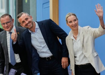 Lídri AfD Alice Weidel, vpravo a Tino Chrupalla, vľavo s lídrom kandidátky pre Sasko-Anhaltsko Ulrichom Siegmundom v strede oslavujú volebné víťazstvo. Foto: SITA/AP Photo/Ebrahim Noroozi