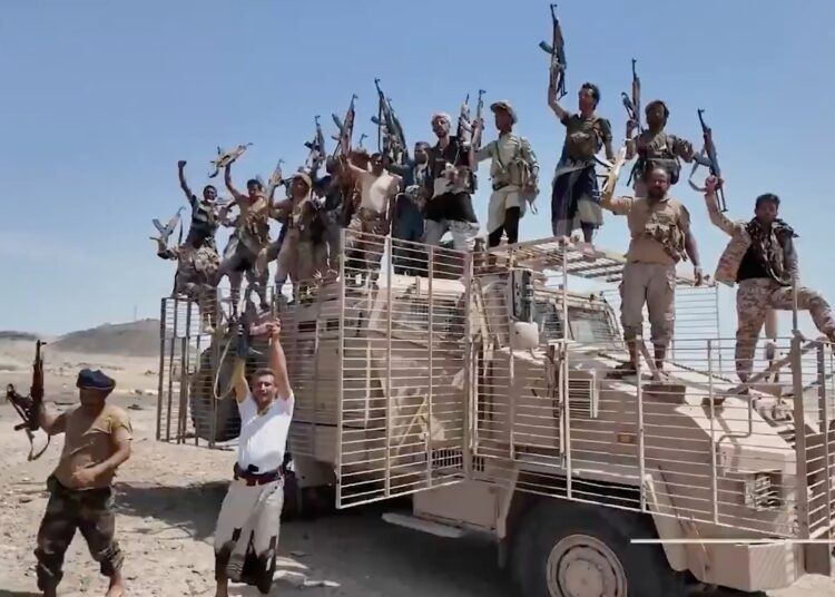 Jemenskí húsíovci (na snímke bojovníci z provincie Taiz) ovládli významné pozície pri Červenom mori. Hnutie podporované Iránom získava čoraz väčší vplyv nad dôležitou trasou medzinárodnej námornej dopravy. Postup húsíovcov zvyšuje obavy najmä o bezpečnosť plavby cez strategickú úžinu Báb al-Mandab. FOTO: SITA/Al-Masirah TV/AP