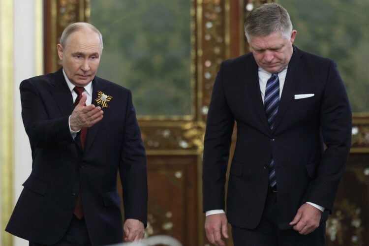 Premiér Robert Fico (vpravo) hovorí o predčasných voľbách práve v čase, keď pribúdajú správy o ruských kyberútokoch, rizikových kamerách a podozreniach zo sabotáží na Slovensku. Pozornosť obracia ku koaličným sporom, no ruského prezidenta Vladimira Putina (vľavo), o ktorého priazeň sa dlhodobo usiluje, za tieto hrozby nekritizuje. **FOTO: SITA/Ramil Sitdikov/Pool Photo via AP