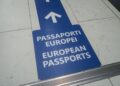 Označenie pruhu pre držiteľov európskych pasov na rímskom letisku Fiumicino 19. augusta 2026. Schengen umožňuje cestovanie bez kontrol na vnútorných hraniciach, čoraz viac jeho členov však dočasné kontroly obnovuje. Foto: ČTK / Amer Ghazzal / Shutterstock Editorial / Profimedia