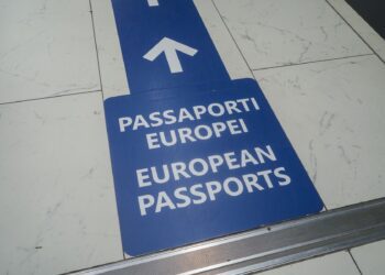 Označenie pruhu pre držiteľov európskych pasov na rímskom letisku Fiumicino 19. augusta 2026. Schengen umožňuje cestovanie bez kontrol na vnútorných hraniciach, čoraz viac jeho členov však dočasné kontroly obnovuje. Foto: ČTK / Amer Ghazzal / Shutterstock Editorial / Profimedia