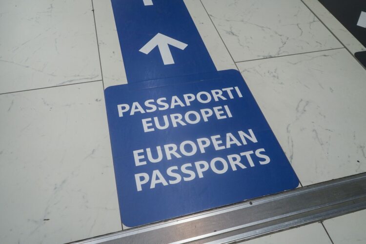 Označenie pruhu pre držiteľov európskych pasov na rímskom letisku Fiumicino 19. augusta 2026. Schengen umožňuje cestovanie bez kontrol na vnútorných hraniciach, čoraz viac jeho členov však dočasné kontroly obnovuje. Foto: ČTK / Amer Ghazzal / Shutterstock Editorial / Profimedia