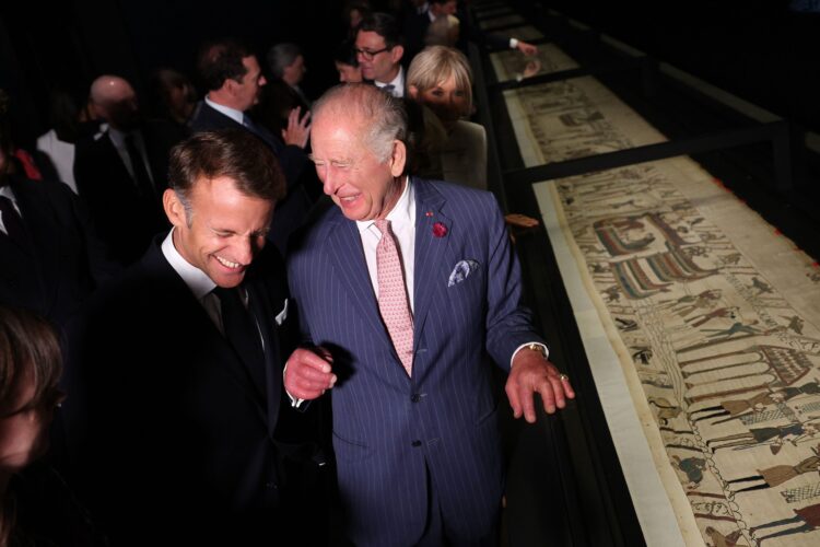 Zápůjčku tapiserie z Bayeux Britskému muzeu prosadil prezident Macron navzdory nesouhlasu odborníků. Hodá tak zlepšit vztahy s Británií. FOTO Pool / i-Images / Eyevine / Profimedia