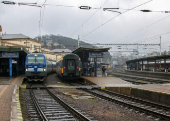 Drahá nafta predražuje nielen tankovanie, ale aj prepravu potravín a ďalšieho tovaru. Vláda ponúka ako úľavu lacnejšie vlaky, no ľudí z áut nepresvedčí samotná cena lístka, ak spoje meškajú alebo chodia príliš zriedka. ILUSTRAČNÉ FOTO: SITA/Andrea Mezeiová