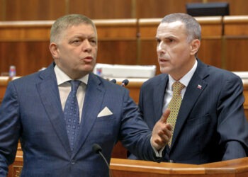 Premiér Robert Fico (vľavo) stupňuje tlak na generálneho prokurátora Maroša Žilinku (vpravo) v čase, keď sa pred súdom opäť otvárajú výpovede v kauze Očistec. Žilinka tvrdí, že cieľom tlaku je ovplyvniť postup prokuratúry v citlivých trestných veciach. FOTO: SITA/Milan Illík, Kancelária Národnej rady SR. FOTOKOLÁŽ: redakcia