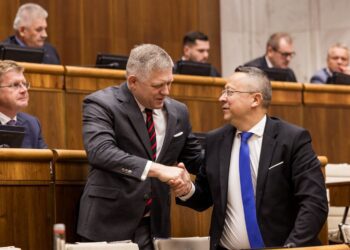 Predseda vlády Robert Fico a minister financií Ladislav Kamenický (obaja SMER) chvália rozpočet, o nesplnení vlastných cieľov však mlčia. Ilustračné foto: SITA/Národná rada SR