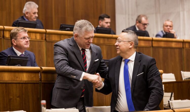 Predseda vlády Robert Fico a minister financií Ladislav Kamenický (obaja SMER) chvália rozpočet, o nesplnení vlastných cieľov však mlčia. Ilustračné foto: SITA/Národná rada SR
